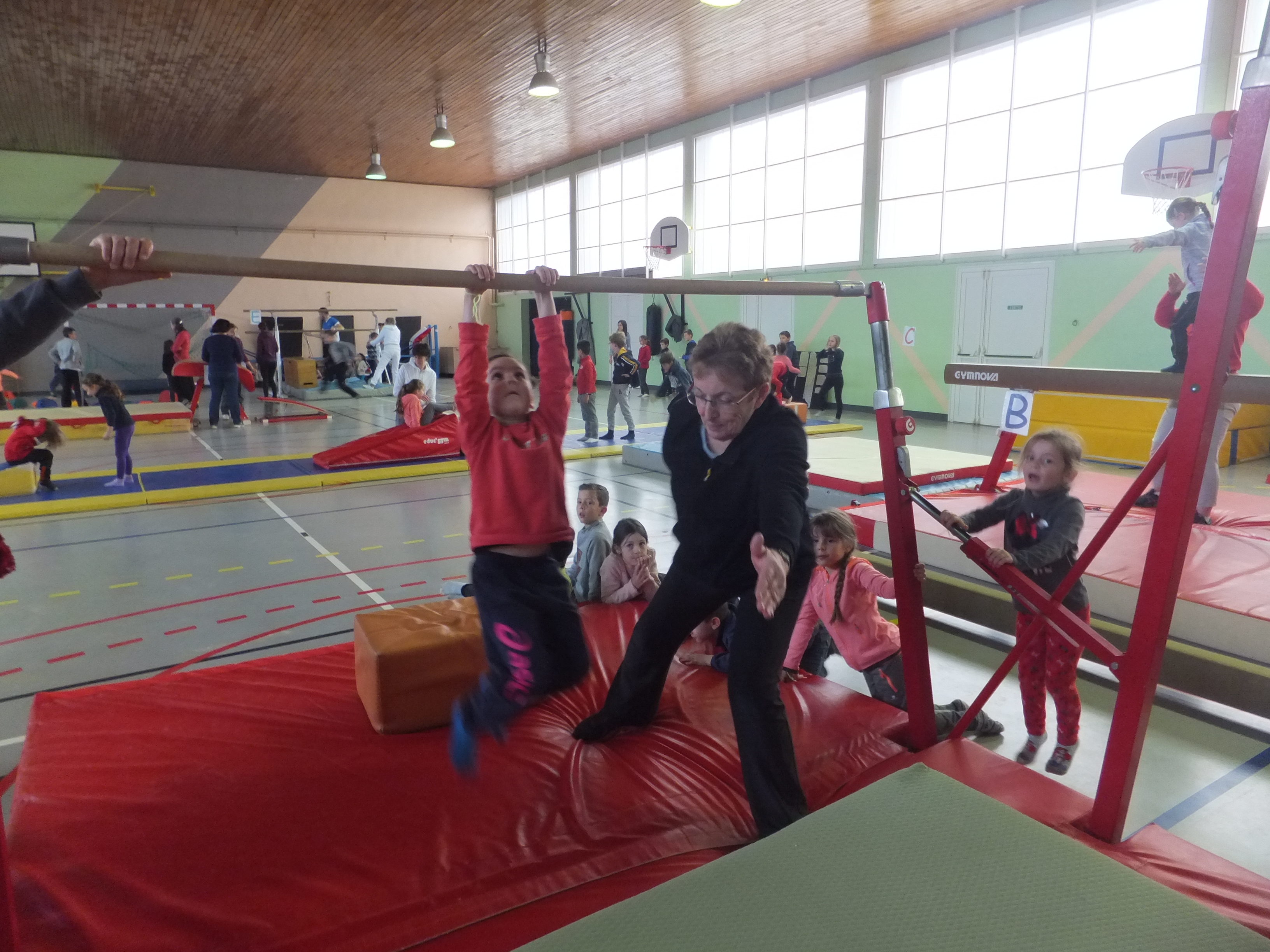 Rencontre sportive au gymnase du collège