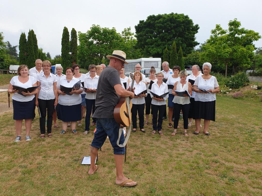 Inauguration des lodges et 1er pot au Camping Municipal***